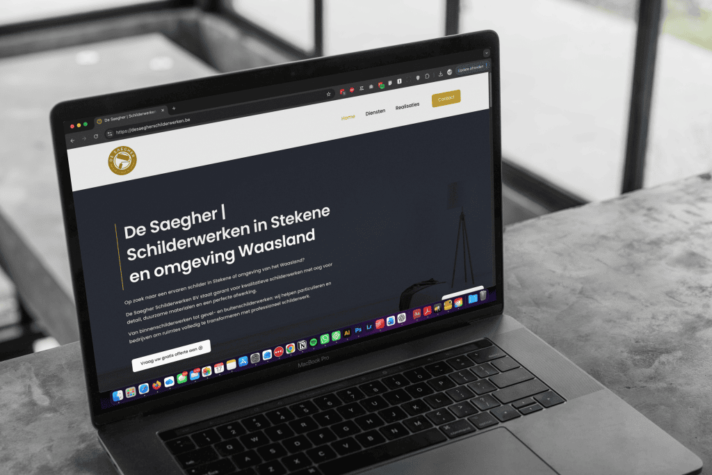 De website van De Saegher Schilderwerken uit Stekene op een laptop
