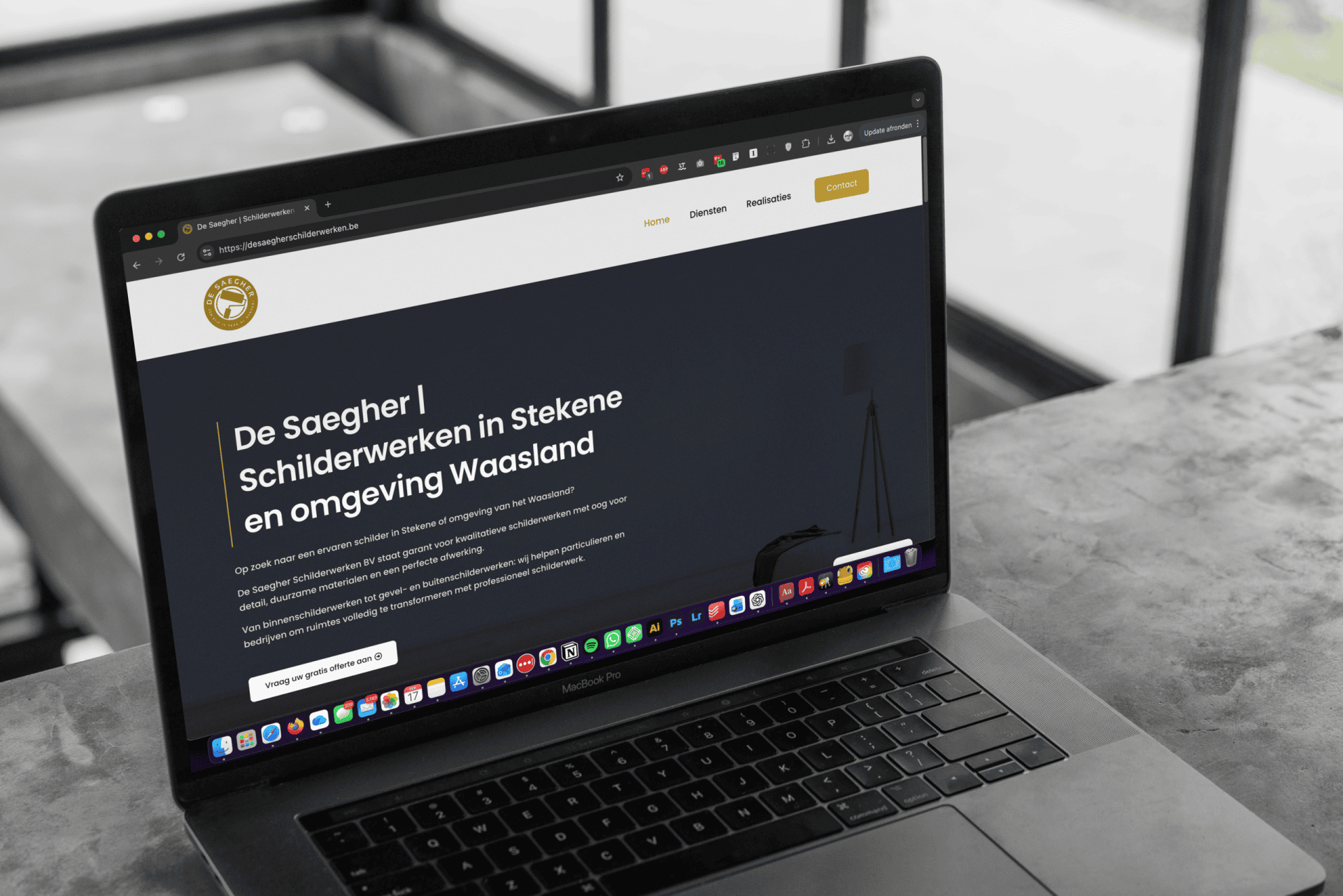 De website van De Saegher Schilderwerken uit Stekene op een laptop