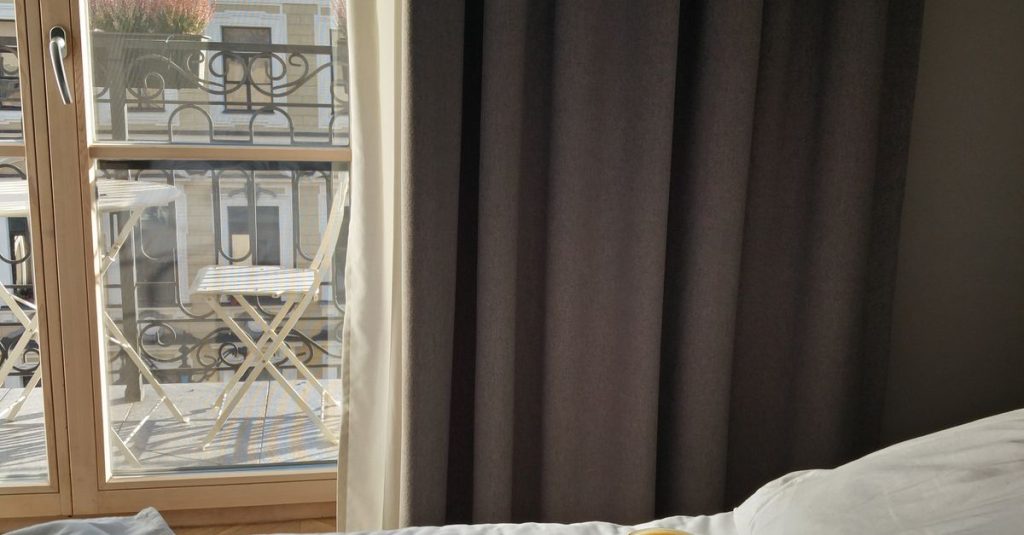 Ontbijt op bed geserveerd in een B&B, met koffie en vers fruitsap bij het raam