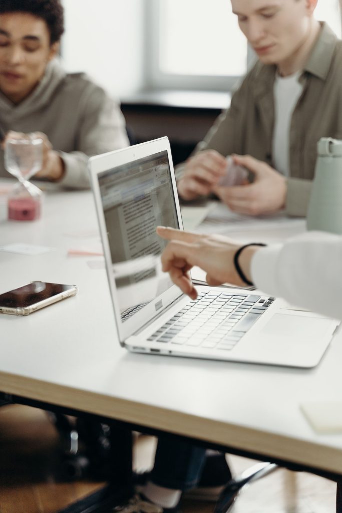 Twee mensen bespreken samen een website op een laptop, illustratie bij artikel over de juiste webdesigner kiezen