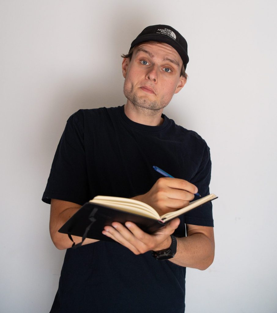 Silvio, freelance webdesigner, werkt rechtstreeks aan de website van een klant