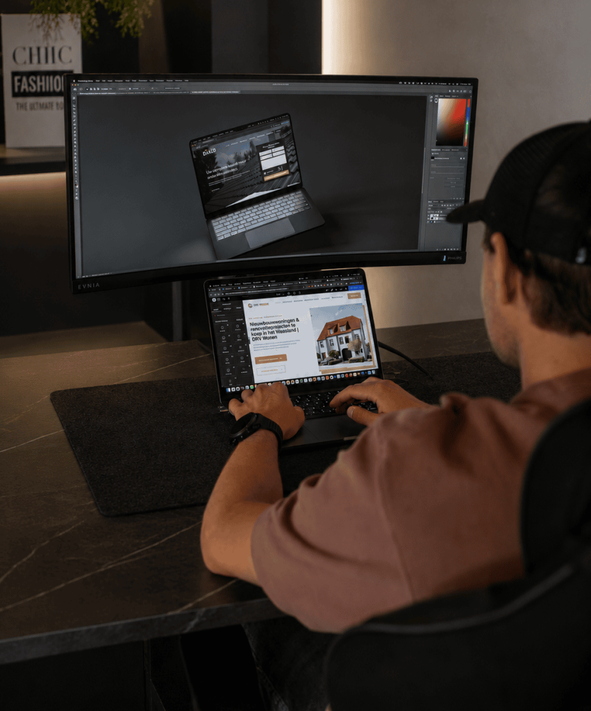 webdesigner die kritisch naar een website kijkt, zodat die goed scoort in Google, AI en Bing