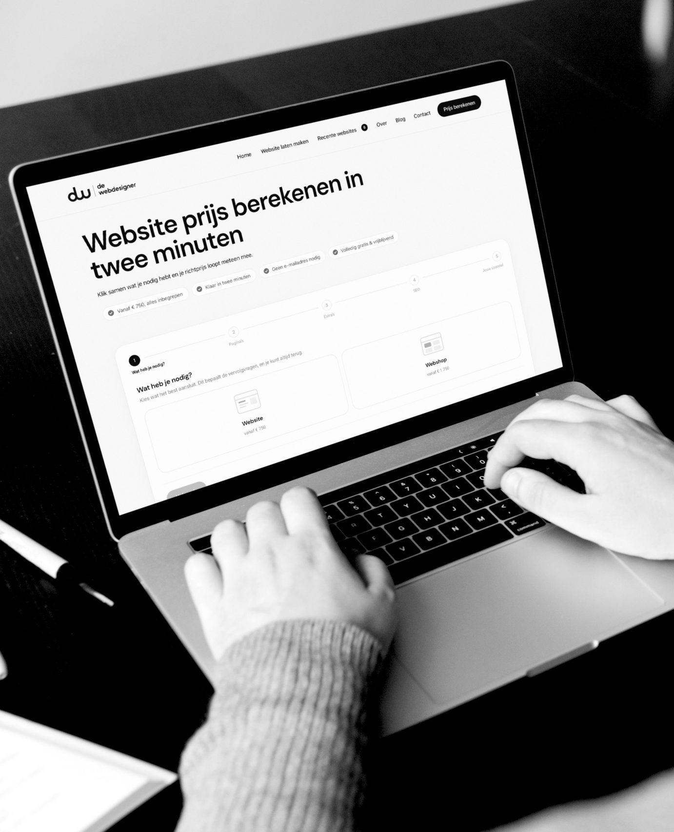 Werkplek van een webdesigner uit het Waasland: MacBook met een website in opbouw